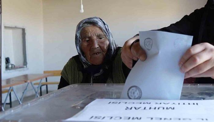 117岁了！土耳其最年长选民投票